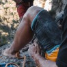 un protege-cuisses pour grimper facile a mettre en place