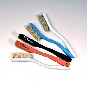 brosse pour enlever les excès de magnésie sur le rocher