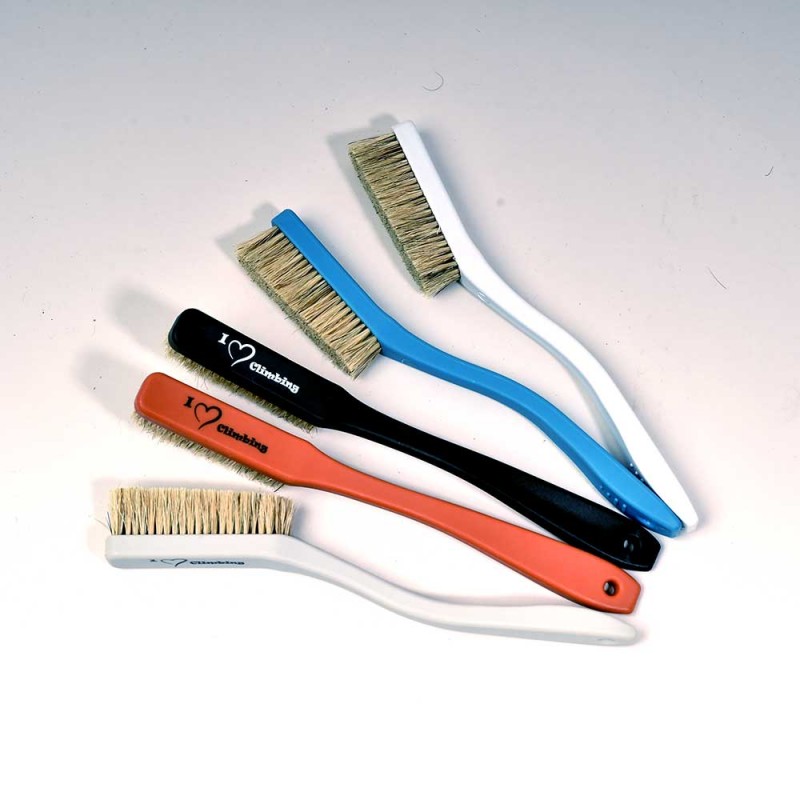 brosse pour enlever les excès de magnésie sur le rocher