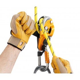 La poignée ergonomique permet de libérer la corde et de contrôler confortablement la descente.